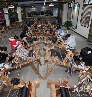 張家界 土家族織錦復工趕訂單，手工藝品培訓助力鄉村振興